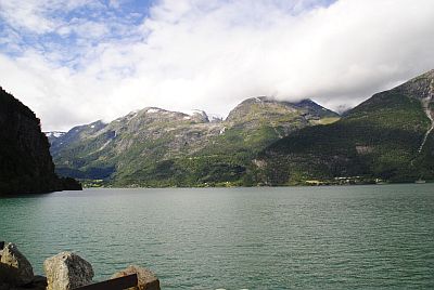 odda3 Uitzicht vanaf de overkant van het water, boven de camping zie je het ijs